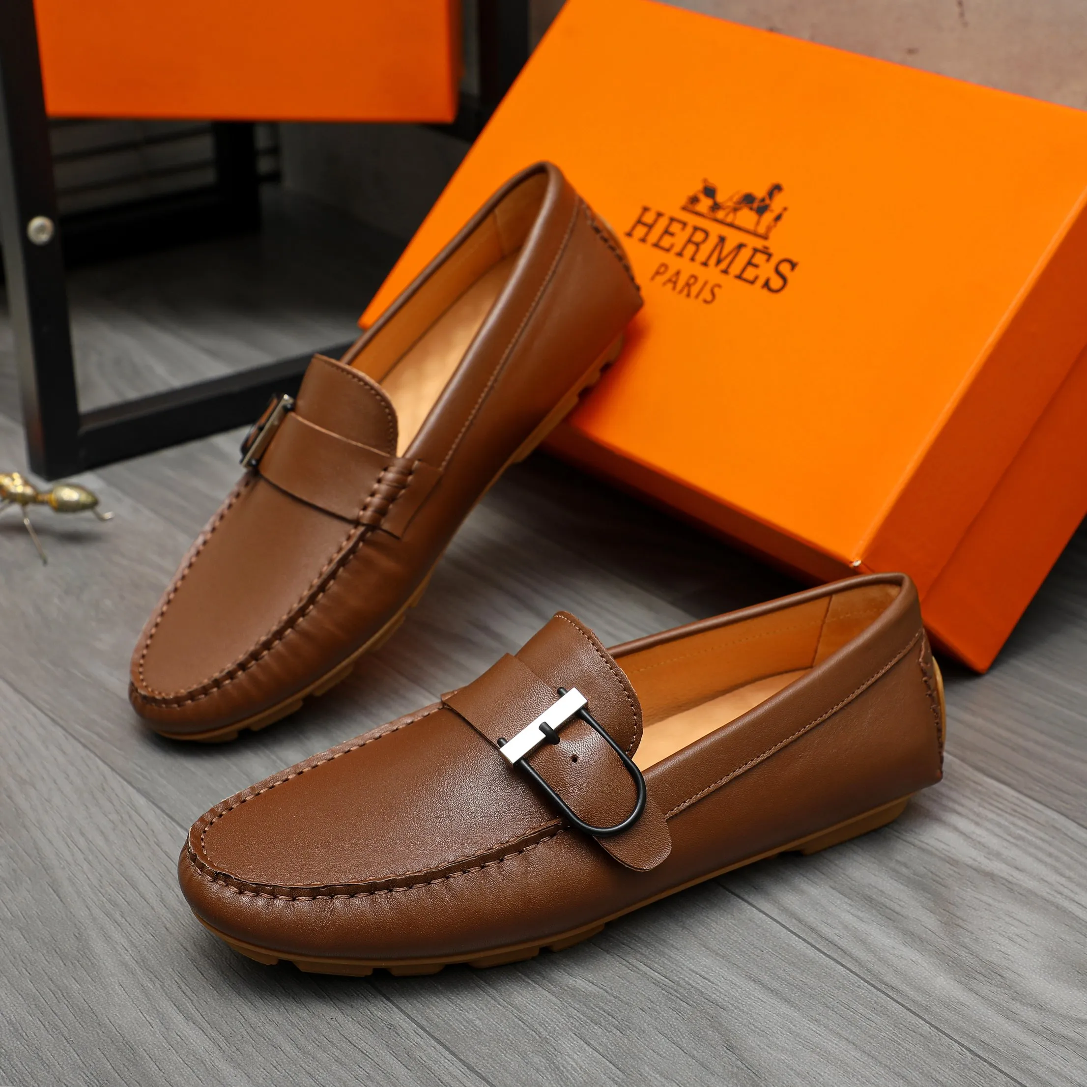 P380 Product trademark: HERMES "Hermes" casual slip-on men's shoes. Regular size: 38-44 Product material: Selected small pebbled cowhide upper, pigskin lining, rubber outsole